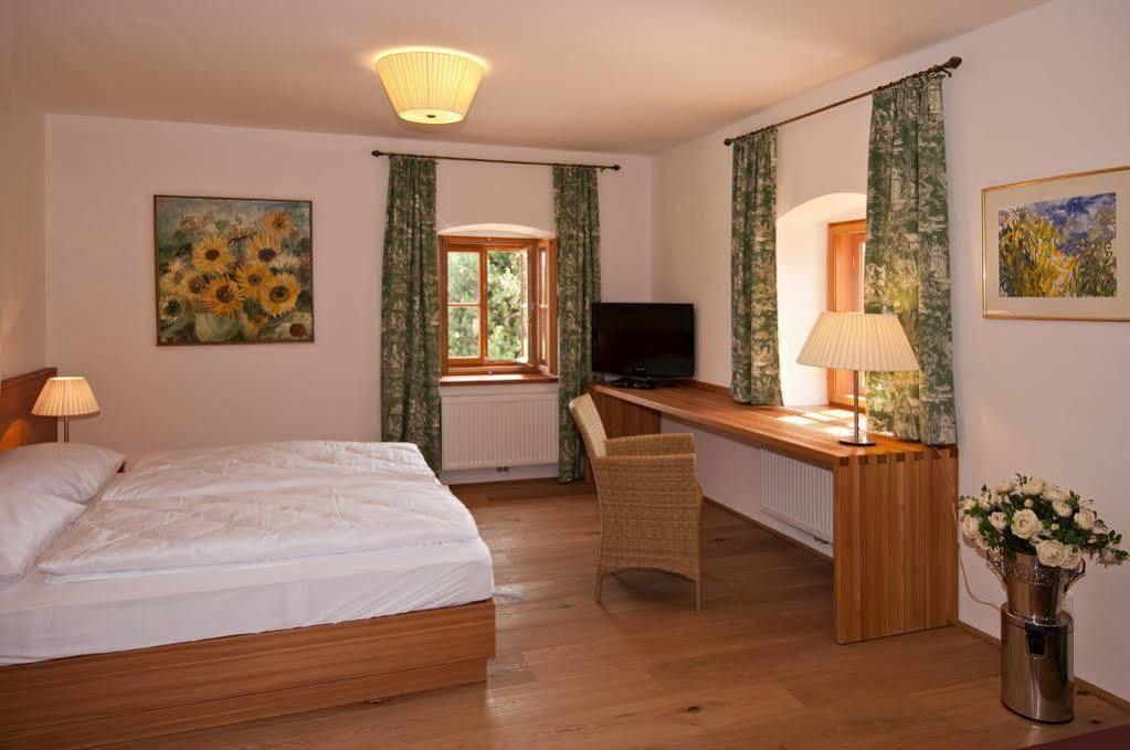 Hotel Gastehaus Schloss Bernau Fischlham Zewnętrze zdjęcie